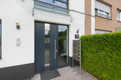 Haustüre - 2 Wohnungen in ruhiger Lage mit Loggia & Stellplätzen - Option auf Maisonette-Verbindung