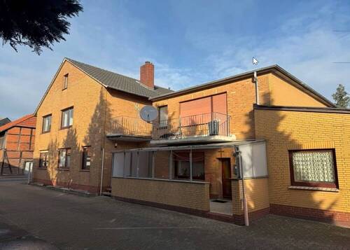 Ansicht v Süden - 1 Zimmer Mehrfamilienhaus, Wohnhaus zum Kaufen in Uchte