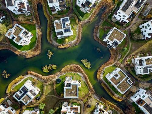 Häuser sind auf den Halbinseln gruppiert - eingebettet in einen weitläufigen Landschaftspark - 