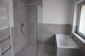 Bad mit Dusche + Wanne - 