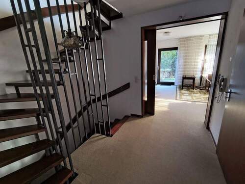 Treppenhaus EG Richtung WoZi - 7 Zimmer Doppelhaushälfte zum Kaufen in Waldbronn