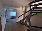 Treppenhaus EG Richtung EssZi - Doppelhaushälfte mit 163,30 m&sup2; in Waldbronn zum Kaufen