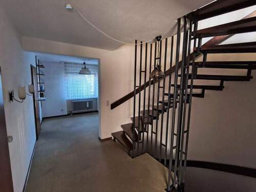 Treppenhaus EG Richtung EssZi - Doppelhaushälfte mit 163,30 m&sup2; in Waldbronn zum Kaufen