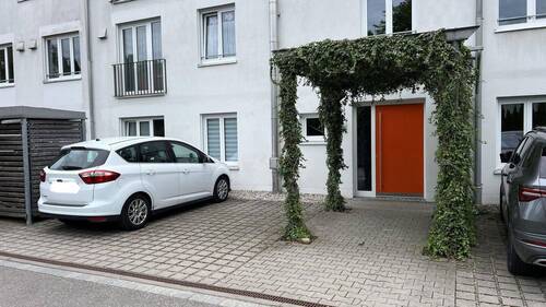 Hauseingang & Stellplatz - 