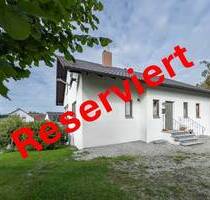 Einfamilienhaus in sonniger Lage mit Balkon, Einliegerwohnung, 2 Garagen und zusätzlich ausbaubarem Dachgeschoss in 88339 Bad Waldsee-Enzisreute