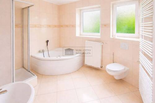 Geräumiges Badezimmer mit Whirlpool und Dusche OG - 