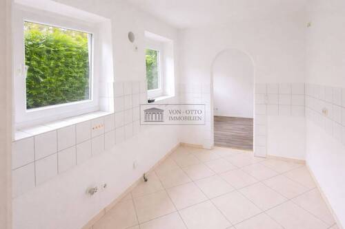 Helle, leere Küche mit Ausblick EG - Mehrfamilienhaus, Wohnhaus mit 220,00 m&sup2; in Remscheid zum Kaufen