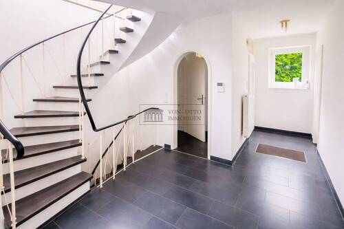 Modernes Foyer mit geschwungener Treppe EG - 