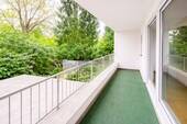 Geräumiges Balkon mit grünem Teppich OG - 
