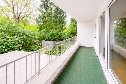 Geräumiges Balkon mit grünem Teppich OG - 
