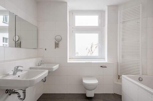 Tagesbelichtetes Wannenbad mit zwei Waschbecken - 