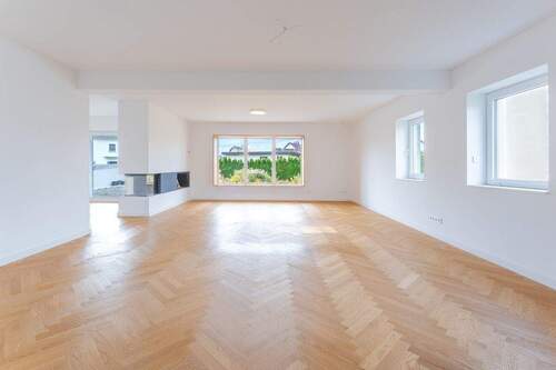 Wohnzimmer mit Blick zum Panoramafenster - 