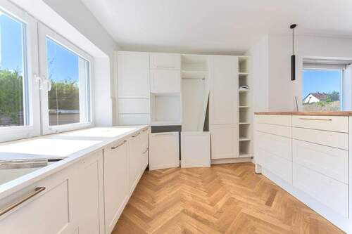 Küche mit Tresen zum Esszimmer - 