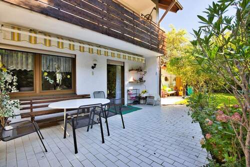 Große Markise bietet Sonnenschutz - 5 Zimmer Doppelhaushälfte zum Kaufen in Kaufbeuren