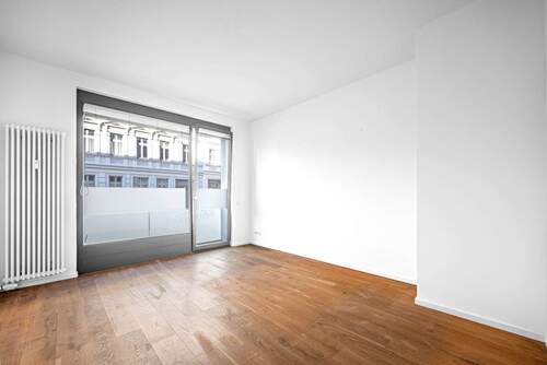 Lichtdurchflutetes Zimmer mit moderner Fensterfront - 2 Zimmer Etagenwohnung zum Kaufen in Berlin