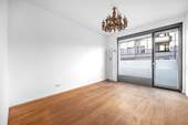 Helles Schlafzimmer mit Zugang zum Balkon und edlem Parkettboden - 2 Zimmer Etagenwohnung in Berlin