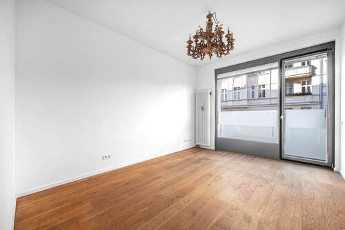 Helles Schlafzimmer mit Zugang zum Balkon und edlem Parkettboden - 2 Zimmer Etagenwohnung in Berlin