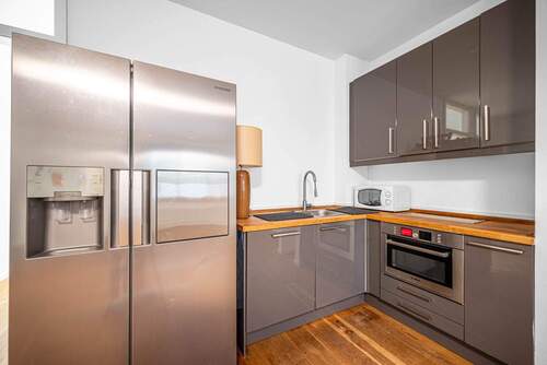 Moderne Einbauküche mit Markengeräten und stilvollen Hochglanzfronten - Etagenwohnung mit 50,00 m² in Berlin zum Kaufen