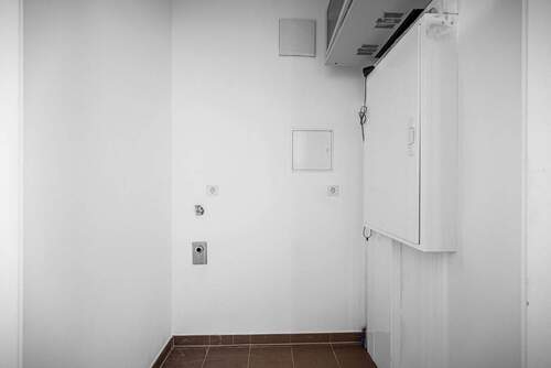 Praktischer Hauswirtschaftsraum mit Anschluss für Waschmaschine und Trockner - 