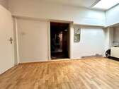 1. Obergeschoss: Zimmer 3 mit Verbindungstür zu Lagerraum mit Lastenaufzug. - 