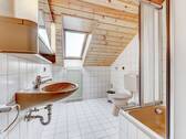 Badezimmer im Dachgeschoss mit Dusche und Dachfenster - 