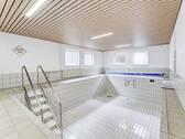 Hauseigenes Schwimmbad (Bereich ca. 60 m², Becken ca. 25 m²) - 
