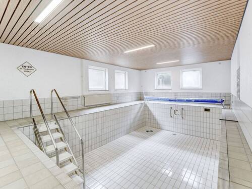 Hauseigenes Schwimmbad (Bereich ca. 60 m², Becken ca. 25 m²) - 