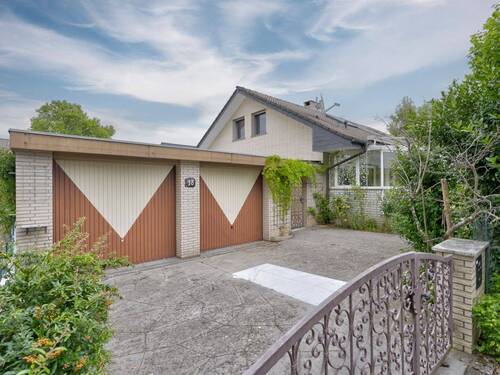 Einfahrt mit Doppelgarage und Vorgarten - Nordischer Klinker im sonnigen Süden - Ihr großzügiges Zuhause mit Garten