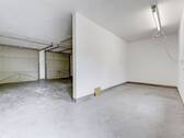 Großzügige Doppelgarage mit integrierter Werkstattmöglichkeit - 