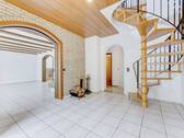 Einladiger Eingangsbereich mit Wendeltreppe - 7 Zimmer Einfamilienhaus zum Kaufen in Efringen-Kirchen