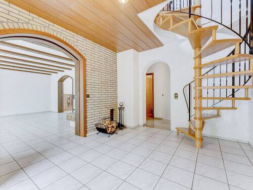 Einladiger Eingangsbereich mit Wendeltreppe - 7 Zimmer Einfamilienhaus zum Kaufen in Efringen-Kirchen