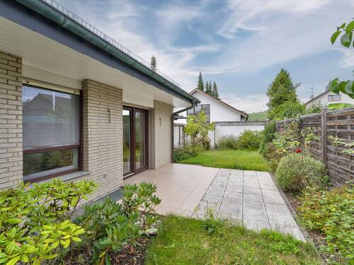 Terrasse mit Blick in den Garten - 