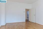 Wohnzimmer - Blick zum Flur - 