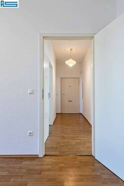 Flur - Blick zum Eingang - 