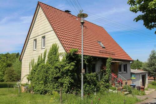 Haus - Charmantes Einfamilienhaus mit großen Garten, 2 Garagen und einem Freistellplatz
