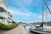 Marina vor dem Haus - 