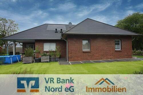 Seitenansicht mit Terrasse - Moderner Bungalow mit Ausbaureserve und Teilkeller