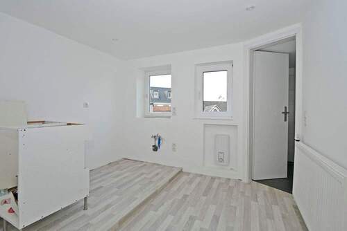 Kompakte Küche mit praktischer Abstellkammer - 