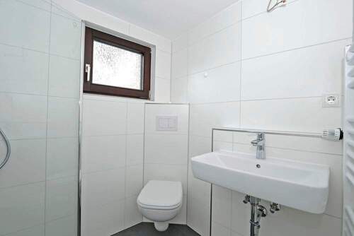 Weiß gefliestes Tageslichtbad - 