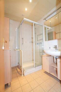 Badezimmer - 3 Zimmer Etagenwohnung zum Kaufen in Erlangen