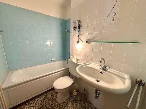 Innenliegendes Badezimmer mit Wanne - 