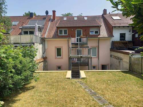 Rückseite und Garten - Top 2 FHS (2 Wohnungen mit 2 sep. Eingängen) Terrasse, Balkonen, pflegeleichtem Garten und Garage mit Zugang zum Haus, in St. Ingbert-SÜD