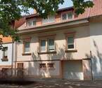 Vorderseite Eingang und Garage - 7 Zimmer Mehrfamilienhaus, Wohnhaus in Sankt Ingbert