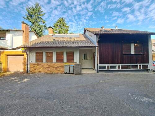 Hausfront, Garage links - Ruhige, große Familien-Oase mit Gartenparadies & Raum zum Träumen