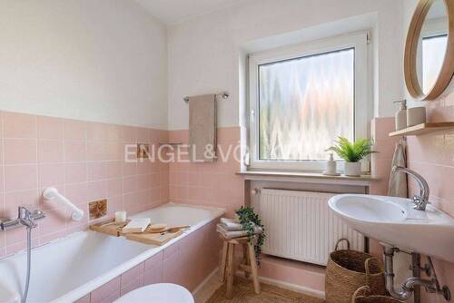 Wannenbad Einrichtungsbeispiel mit KI - 
