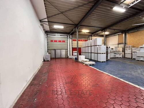 1.jpg - Ebenerdige Lagerfläche mit zwei Sektionaltoren in Norderstedt