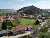 Blick auf das Grundstück und die Ehrenburg - Vier Wände, viele Wege - Mehrfamilienhaus mit Ehrenburgblick & Entwicklungspotenzial