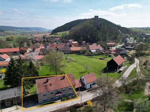 Blick auf das Grundstück und die Ehrenburg - Vier Wände, viele Wege - Mehrfamilienhaus mit Ehrenburgblick & Entwicklungspotenzial