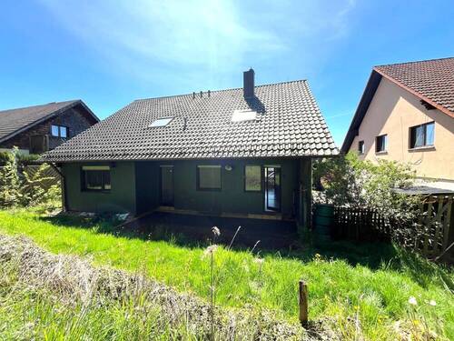 Rückansicht mit Terrasse - 9 Zimmer Mehrfamilienhaus, Wohnhaus in Ottweiler