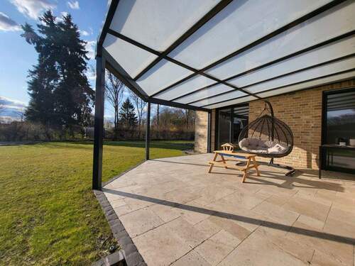 Terasse mit Naturstein - Moderner Einfamilien-Bungalow in Neuzustand - GifhornWilsche